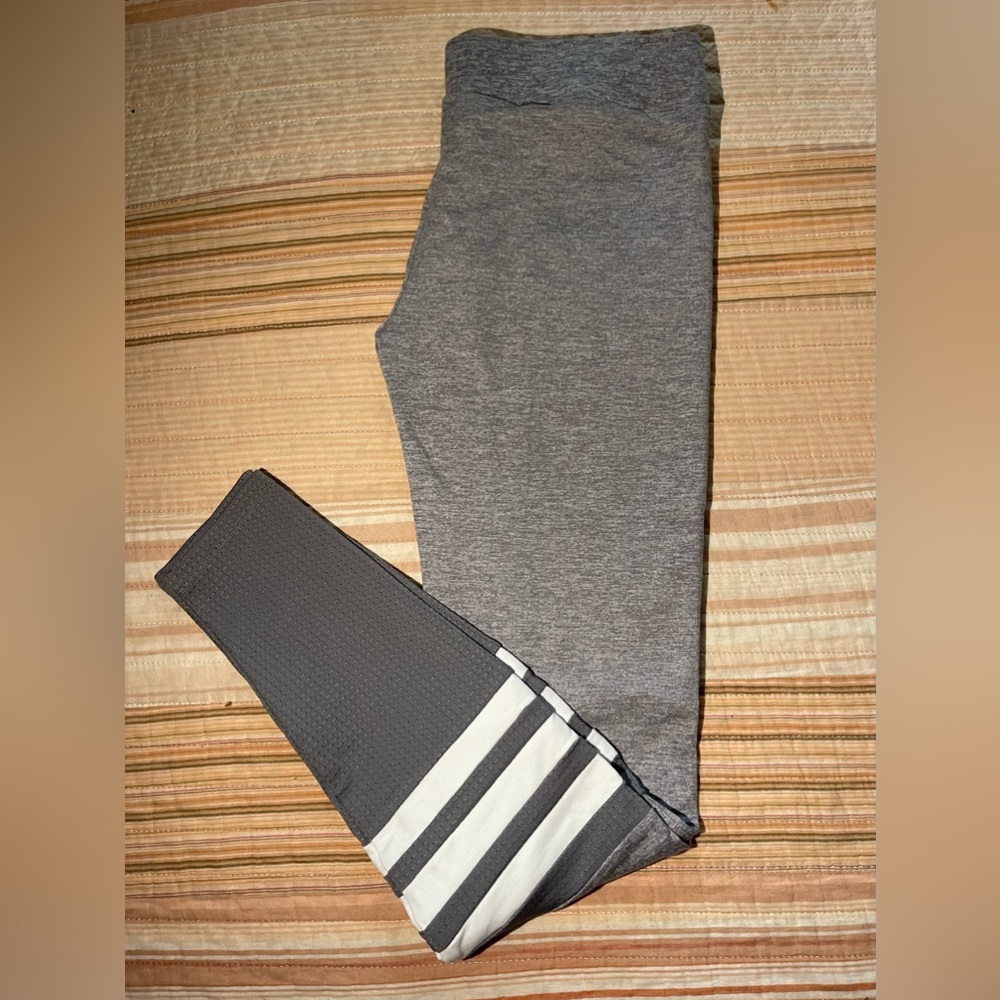 Bombshell Sportswear Sock Leggings in Gray/White